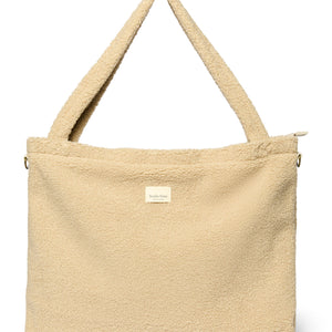 Studio Noos Wickeltasche „Teddy“ in Ecru – weiche, geräumige Mom Bag mit Fächern, Flaschenhalter, Reißverschluss und Befestigungsringen für den Kinderwagen.