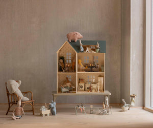Maileg Puppenhaus aus Holz – großes Puppenhaus mit dekorierten Wänden, passend für Maileg Hasen, Kaninchen & Teddys in Miniaturgröße.