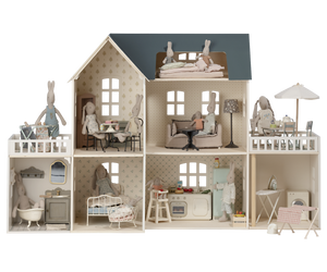 Maileg Puppenhaus aus Holz – großes Puppenhaus mit dekorierten Wänden, passend für Maileg Hasen, Kaninchen & Teddys in Miniaturgröße.