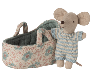 Maileg Babymaus in Tragetasche Blue kleine Stoffmaus im rosafarbenen Strampler mit Tragetasche im skandinavischen Design
