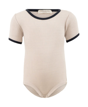 Minimalisma Kurzarmbody „Baldur“ Ecru mit Dark Blue, Seide-Baumwolle, nahtlos, mit Schulter-Druckknöpfen und Kontrastabschluss