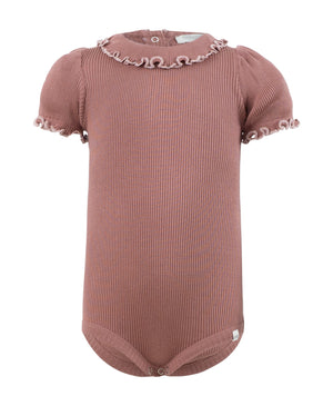 Minimalisma Kurzarmbody „Bohemia“ Antique Rose mit Sweet Rose, Seide-Baumwolle, nahtlos, mit Rüschen, Perlmuttknopf und YKK-Druckknöpfen
