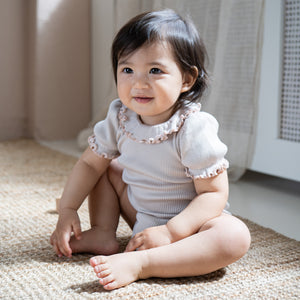 minimalisma Body à manches courtes en soie et coton « Bohemia » écru avec Sweet Rose