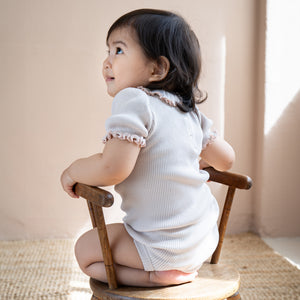 minimalisma Body à manches courtes en soie et coton « Bohemia » écru avec Sweet Rose