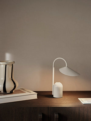 Ferm Living Tragbare Lampe Arum | Cashmere