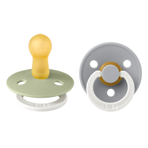 BIBS Colour 2er Pack 0–6 Monate Sage GLOW / Cloud GLOW – runder Latex-Schnuller mit sanftem Schild und leuchtendem Glow-in-the-Dark Effekt.