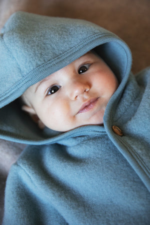 Baby Overall aus Wolle – Wollfleece mit Kapuze, 100% Bio Merino | Bergblau Melange