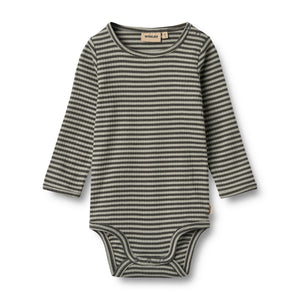 „Wheat Babybody Rib Berti in der Farbe  Winter Forest Stripe gestreift – gerippter Langarmbody aus Bio-Baumwolle in Grün gestreift".