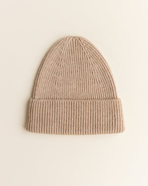Hvid Adult Beanie Fonzie Sand aus Merinowolle – Hergestellt aus feinster Merinowolle.