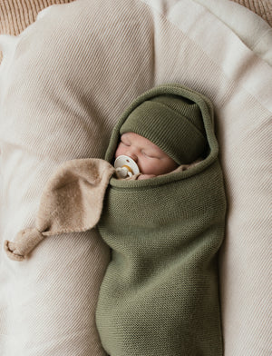 Hvid Newborn Beanie Fonzie Artichoke – Detailansicht
