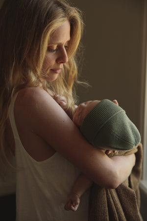 Hvid Newborn Beanie Fonzie Artichoke – Strickmuster Nahaufnahme