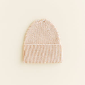 Hvid Newborn Beanie Fonzie Sand aus Merinowolle – Hergestellt aus feinster Merinowolle.