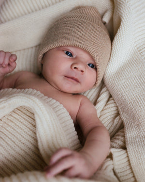 Hvid Newborn Beanie Fonzie Sand – Rückansicht