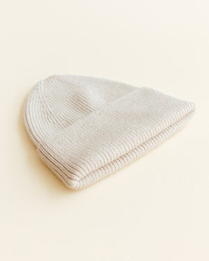 Hvid Newborn Beanie Fonzie Cream – Strickmuster Nahaufnahme