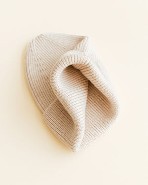 Hvid Newborn Beanie Fonzie Cream – Materialdetail Merinowolle