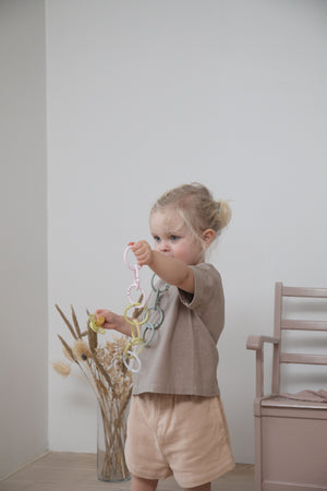 BIBS Loops 12 PACK Sand/Dark Oak/Vanilla – flexible und BPA-freie Entwicklungsringe für Babys.