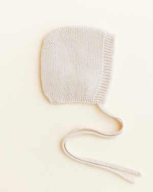 Hvid Baby Strickmütze Dolly Cream aus Merinowolle – Eine weiche, nahtlose Strickmütze aus 100 % Merinowolle von Hvid zum binden.