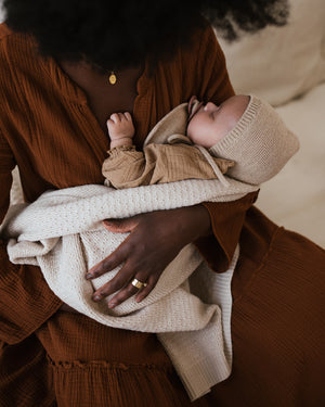 Hvid Baby Strickmütze Dolly Sand – Strickmuster Nahaufnahme