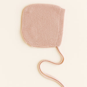 Hvid Newborn Strickmütze Apricot aus Merinowolle – Eine weiche, nahtlose Strickmütze aus 100 % Merinowolle von Hvid.