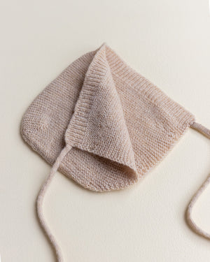 Hvid Newborn Strickmütze Sand – Rückansicht