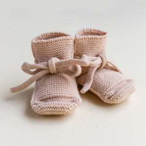Hvid Babyschuhe Booties Merinowolle Apricot – weiche Merinowoll-Booties für warme Babyfüsse.