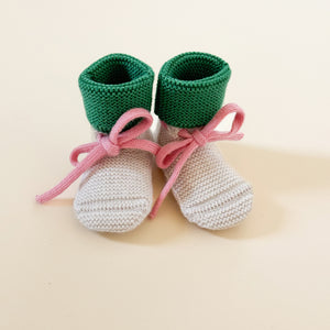 Hvid Babyschuhe Booties Merinowolle Cream/Grass – weiche Merinowoll-Booties für warme Babyfüsse.