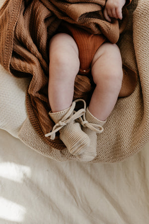 Hvid Babyschuhe Booties Merinowolle Oat – Detailansicht