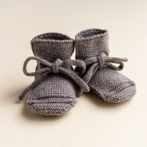 Hvid Babyschuhe Booties Merinowolle Otter – weiche Merinowoll-Booties für warme Babyfüsse.