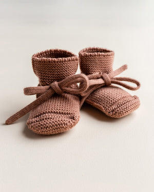 Hvid Babyschuhe Booties Merinowolle Terracotta – weiche Merinowoll-Booties für warme Babyfüsse.