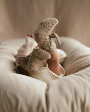 Hvid Babyschuhe Booties Merinowolle Sand – Detailansicht