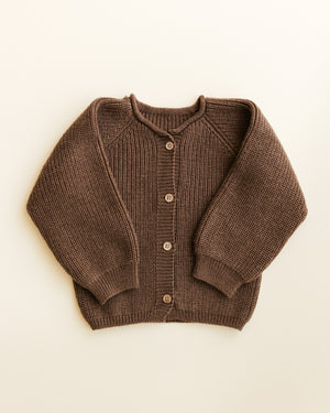 Hvid Cardigan Merinowolle Inga Mocha – Die nahtlose Baby-Strickjacke aus extrafeiner Merinowolle bietet höchsten Tragekomfort, ist besonders hautfreundlich und ideal für sensible Babyhaut.