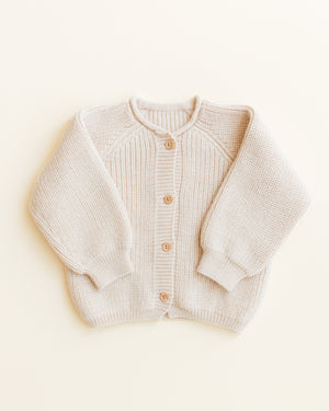 Hvid Cardigan Merinowolle Inga Cream – Die nahtlose Baby-Strickjacke aus extrafeiner Merinowolle bietet höchsten Tragekomfort, ist besonders hautfreundlich und ideal für sensible Babyhaut.