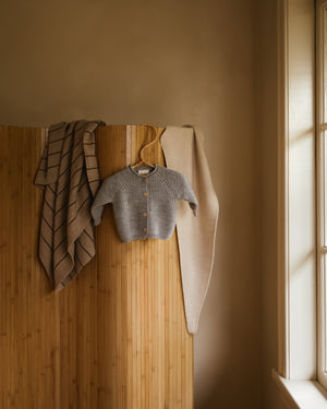 Hvid Cardigan Merinowolle Inga Grey Melange – Nahaufnahme