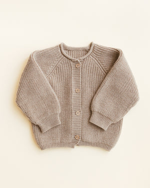 Hvid Cardigan Merinowolle Inga“ Sand – Die nahtlose Baby-Strickjacke aus extrafeiner Merinowolle bietet höchsten Tragekomfort, ist besonders hautfreundlich und ideal für sensible Babyhaut.