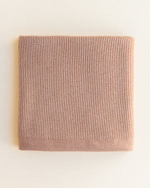 Hvid Babydecke Felix Rose – handgestrickte Decke aus 100 % extrafeiner, mulesingfreier Merinowolle, weich & temperaturregulierend.