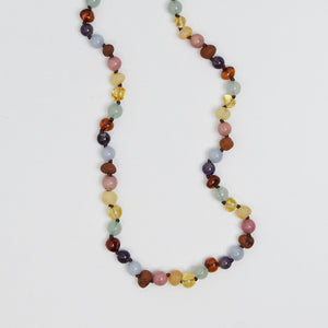 Bernsteinkette „Fall“ von Nirrimis mit baltischem Bernstein, Amethyst, Aventurin, Rhodokrosit und Aquamarin, handgeknüpft, mit Silberverschluss.