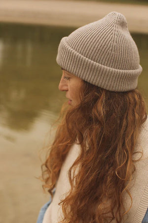 Hvid Adult Beanie Fonzie Pebble – Strickmuster Nahaufnahme