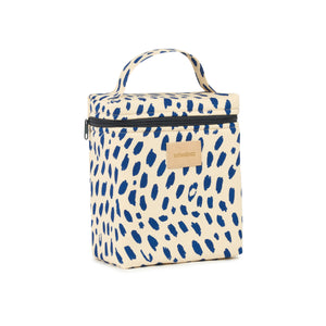 Nobodinoz Kühltasche „Hyde Park“ im Design Leonie Blue – isolierend, kompakt & nachhaltig aus Bio-Baumwolle. Ideal für Snacks & Babybedarf. Jetzt online kaufen!