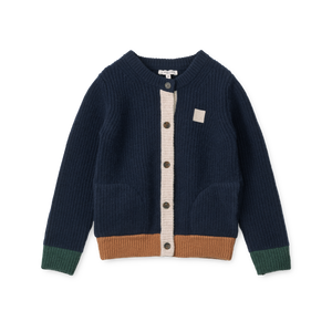 Liewood Strickjacke Tiago Classic Navy – Das Modell hat zwei gestrickte Seitentaschen, ein bestickter Aufnäher auf der Brust.