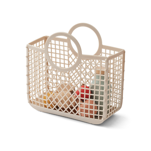 „Liewood Einkaufskorb ‚Florin‘ in Sandy Multi Mix – Retro-Kinderkorb aus recyceltem Kunststoff gefüllt mit Holzfrüchten