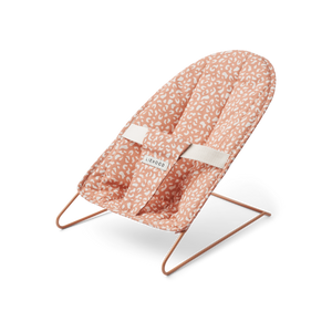 „Liewood Puppen-Babywippe ‚Mabel‘ Mini Leo Tuscany Rose – Puppenwippe mit Bio-Baumwollbezug und Metallrahmen im Leoparden-Design“