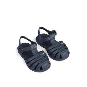 Liewood Kinder Sandalen Bre Classic Navy – Die kultige Bre Sandale ist in einer neuen schönen Farbe und einer neuen Qualität erhältlich, die super flexibel, wasserabweisend und leicht zu reinigen ist.