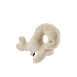 Liewood Baby Wal Rassel Romain Mist – Die Glocke im Inneren und das superweiche Plüschmaterial bieten sensorische und fesselnde Unterhaltung für die Kleinen.