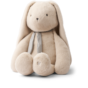 Liewood Kuscheltier „Bernis“ – Hase in der Farbe Mist aus recyceltem Polyester-Plüsch für Babys