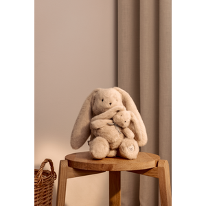 Liewood Kuscheltier Hase mit Baby Berto Mist – Rückansicht