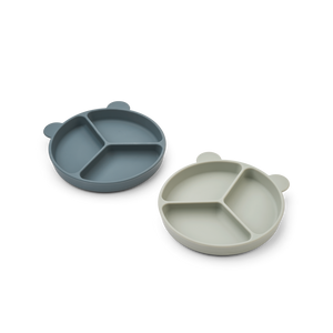 Liewood Teller mit Saugnapf Stacy Whale blue / Dove blue – Cooles Teller-Duo mit Saugnapf "Stacy Sandy/Oat" von Liewood mit niedlichen Bären-Ohren aus schadstofffreiem Silikon, bleibt perfekt an Ort und Stelle.