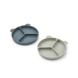 Liewood Teller mit Saugnapf Stacy Whale blue / Dove blue – Cooles Teller-Duo mit Saugnapf "Stacy Sandy/Oat" von Liewood mit niedlichen Bären-Ohren aus schadstofffreiem Silikon, bleibt perfekt an Ort und Stelle.