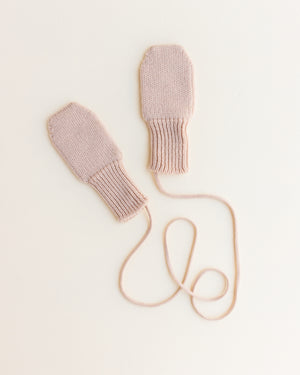 Hvid Baby Handschuhe Fiza Apricot aus Merinowolle – PRODUKTDETAILS - Material: 100% Merinowolle - Hergestellt in Belgien -  Pflegehinweis: Auslüften reicht in den meisten Fällen.