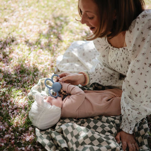 Mushie Teether Rattle "Daisy" | Faded Denim