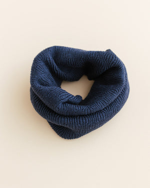 Hvid Schlauchschal Gigi Blue aus Merinowolle – warm & antibakteriell.